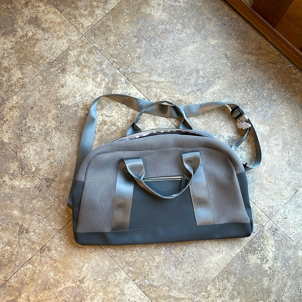 DSW Weekender Gym bag NWOT - gray shoulder and hand straps